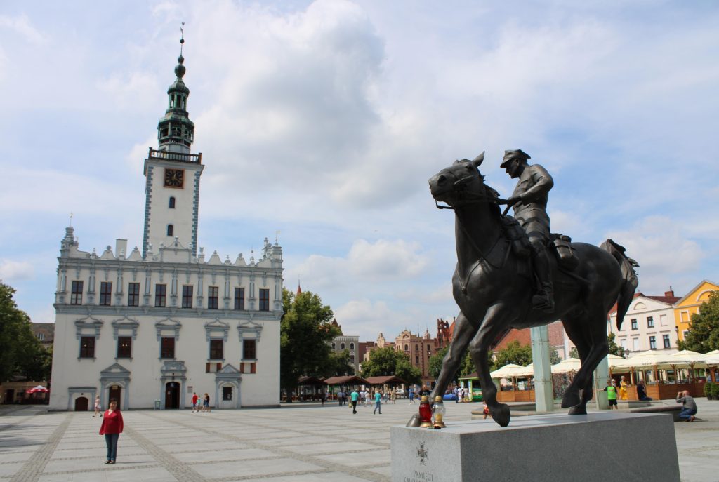Ratusz i Pomnik Pamięci Kawalerzystów 8 Pułku Strzelców Konnych (Chełmno/Kujawy; Polska)