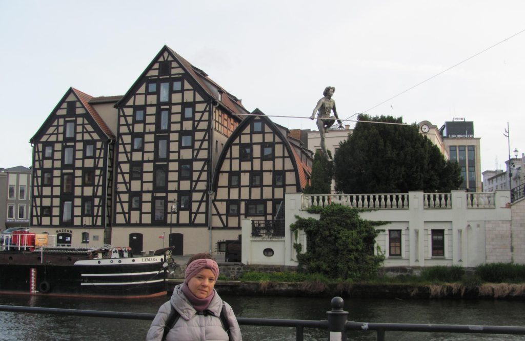 Spichrze nad Brdą i rzeźba Linoskoczka (Bydgoszcz/Kujawy; Polska)
